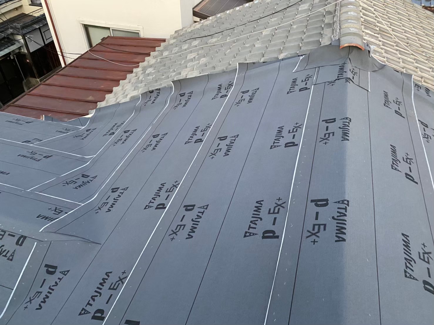 防水紙を軒から棟の順番で設置